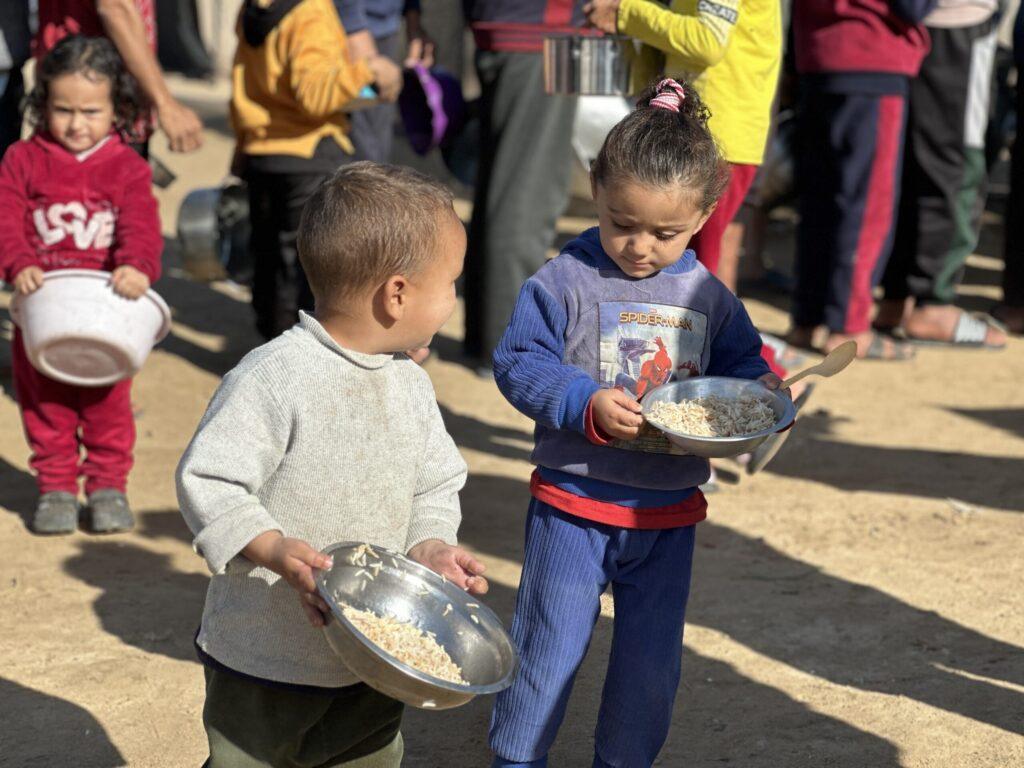 Anak Kecil Gaza ikut mengantri bantuan makanan hangat