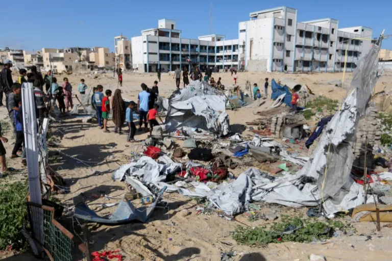 Serangan Israel terhadap kamp tenda di Khan Younis, Gaza Selatan [Hatem Khaled, Reuters]