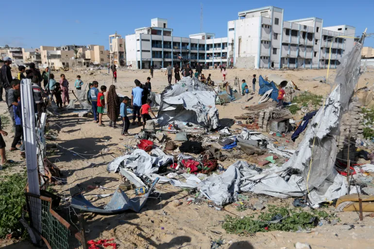 Serangan Israel terhadap kamp tenda di Khan Younis, Gaza Selatan [Hatem Khaled, Reuters]